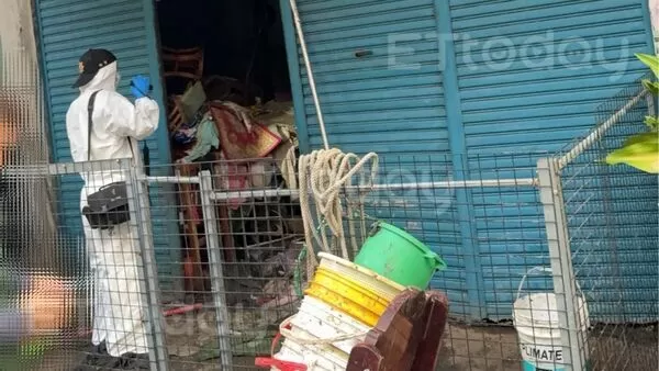 ▲男子不明原因死亡,由於環境髒亂因此鑑識人員還穿套防護服進入採證 。(圖/記者吳奕靖翻攝)