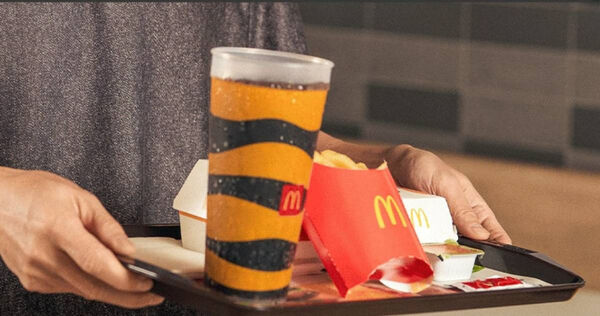 麥當勞內用杯沒洗乾淨引發爭議。(圖/翻攝臉書/麥當勞)