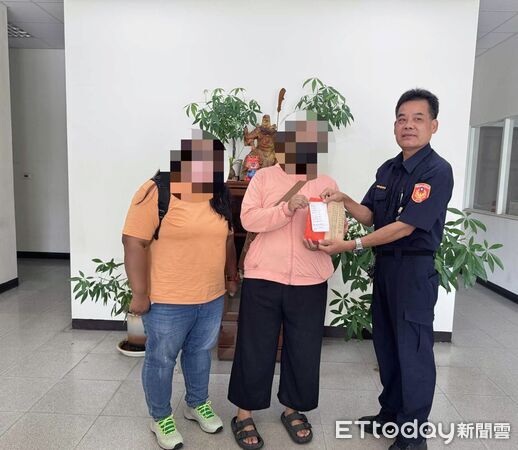 ▲藍清輝所長將善款交予廖婦。(圖/記者陳崑福翻攝)