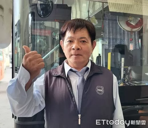 ▲綠17公車遭後方貨車追撞,駕駛邱英詔第一時間疏散乘客避免事態擴大。(記者林東良翻攝)