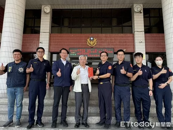 ▲警政署長張榮興南下慰勉東港警分局員警。(圖/記者陳崑福翻攝)
