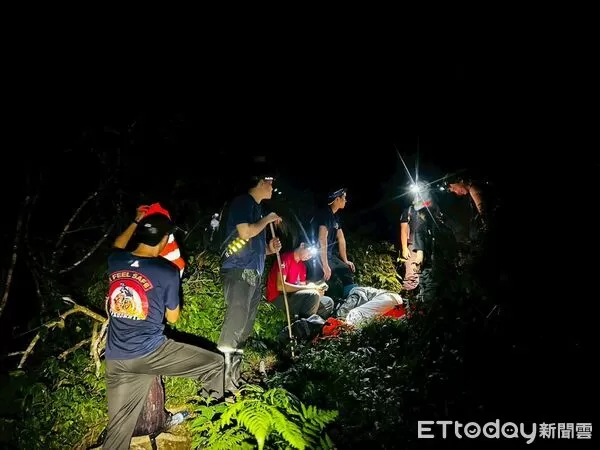 ▲婦人攀登都蘭山時不慎跌倒、頭部受創,消防隊趕抵以擔架方式將其送下山送醫。(圖/記者楊晨東翻攝)