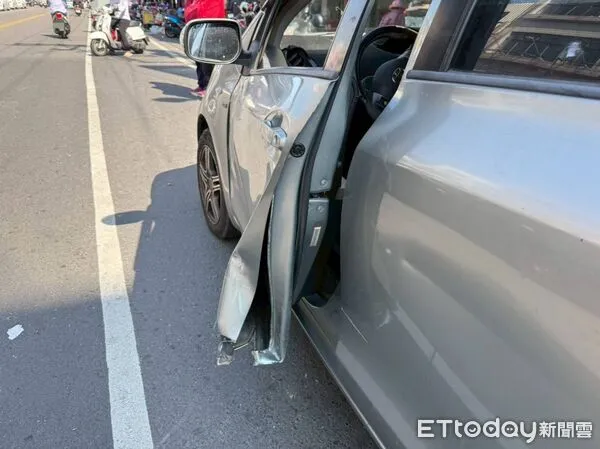 ▲東港鎮中正路交通事故。(圖/記者陳崑福翻攝)