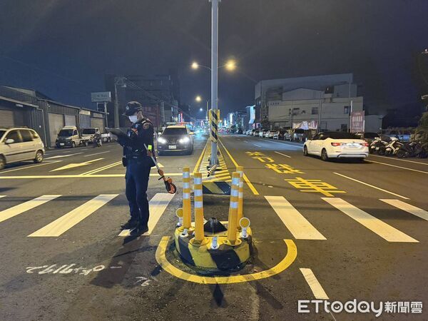 ▲許女從外側車道直接迴轉,不慎撞上行人庇護島。(圖/記者唐詠絮翻攝)