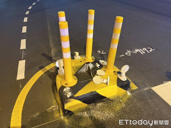 ▲許女從外側車道直接迴轉,不慎撞上行人庇護島。(圖/記者唐詠絮翻攝)