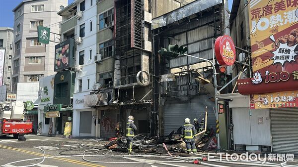 ▲▼台中逢甲商圈球鞋店火警。(圖/記者許權毅攝)