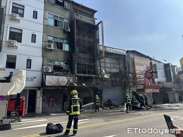 ▲▼台中逢甲商圈球鞋店火警。(圖/記者許權毅攝)