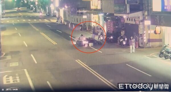 ▲▼監視器拍下朱男撞擊後往前翻了一圈後墜地,事故現場機車零件四散 。(圖/記者陳以昇翻攝)