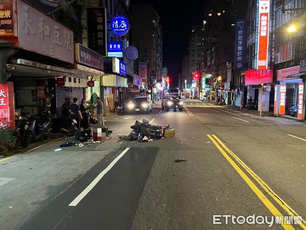 ▲▼監視器拍下朱男撞擊後往前翻了一圈後墜地,事故現場機車零件四散 。(圖/記者陳以昇翻攝)