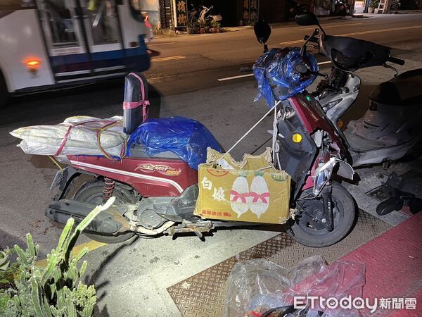 ▲▼監視器拍下朱男撞擊後往前翻了一圈後墜地,事故現場機車零件四散 。(圖/記者陳以昇翻攝)