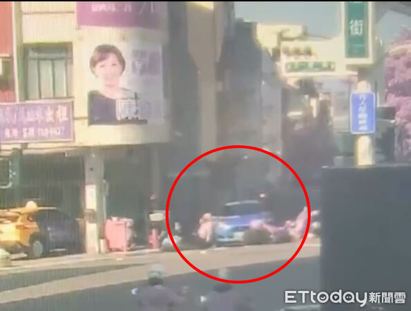 ▲▼ 快訊/高雄驚悚車禍!75歲男開車鏟飛路口5機車 釀5人受傷。(圖/記者吳世龍翻攝)