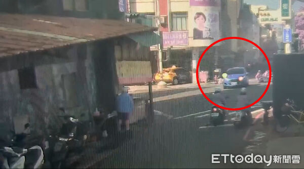 ▲▼ 快訊/高雄驚悚車禍!75歲男開車鏟飛路口5機車 釀5人受傷。(圖/記者吳世龍翻攝)