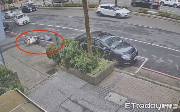 ▲▼藝人顏曉筠被撞後人車在地上滑行,救護人員將顏曉筠送醫急救,顏曉筠機車被撞毀損嚴重 。(圖/記者陳以昇翻攝)