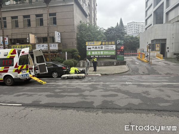 ▲▼藝人顏曉筠被撞後人車在地上滑行,救護人員將顏曉筠送醫急救,顏曉筠機車被撞毀損嚴重 。(圖/記者陳以昇翻攝)