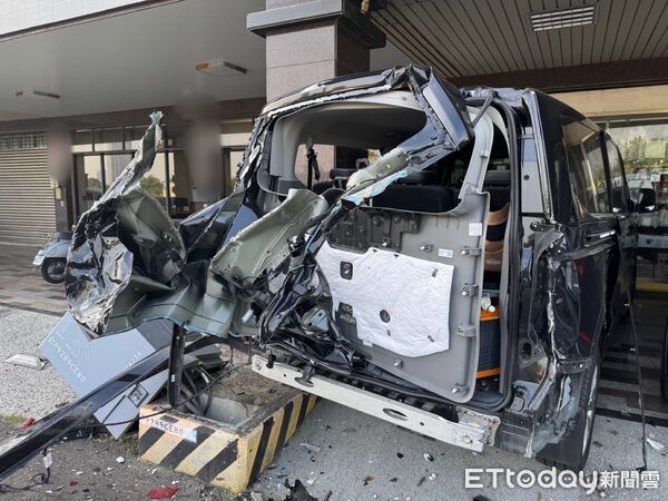 ▲台南安平民權路四段上午驚傳回收車失控事故,沿途擦撞多輛停放車輛。(記者林東良翻攝,下同)