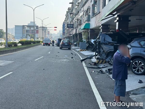 ▲台南安平民權路四段上午驚傳回收車失控事故,沿途擦撞多輛停放車輛。(記者林東良翻攝,下同)