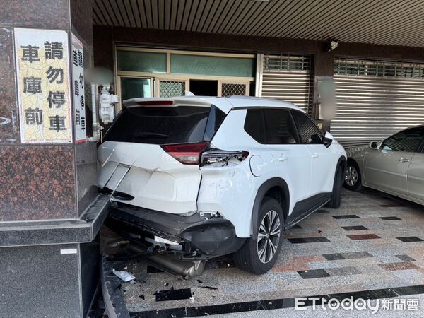 ▲台南安平民權路四段上午驚傳回收車失控事故,沿途擦撞多輛停放車輛。(記者林東良翻攝,下同)