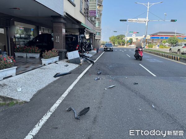 ▲台南安平民權路四段上午驚傳回收車失控事故,沿途擦撞多輛停放車輛。(記者林東良翻攝,下同)