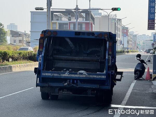 ▲台南安平民權路四段上午驚傳回收車失控事故,沿途擦撞多輛停放車輛。(記者林東良翻攝,下同)
