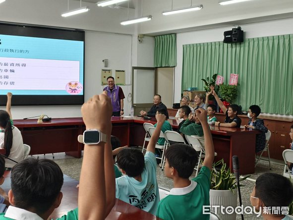 ▲CPBL助陣反詐!彰化分署攜手中華職棒大聯盟將反詐教育與拍賣會帶進南投國小。(圖/記者高堂堯翻攝)