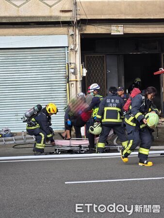 ▲苗栗縣頭份市一棟透天厝下午發生火警,一度傳出父子2人受困,父子幸運脫困,輕微嗆傷送醫。(圖/記者楊永盛翻攝)