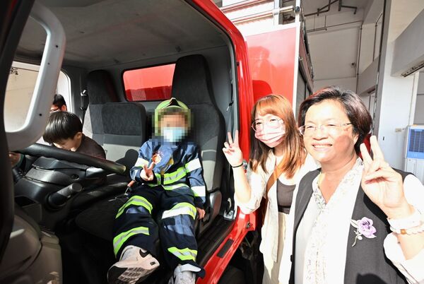 ▲▼ 喜願協會與彰化縣府合作,替4歲白血病童榤寶完成搭乘警車、消防車的夢想。(圖/彰化縣政府提供,下同)