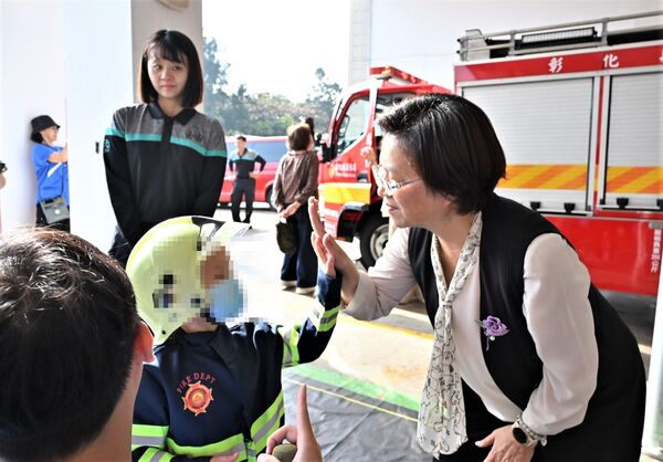 ▲▼ 喜願協會與彰化縣府合作,替4歲白血病童榤寶完成搭乘警車、消防車的夢想。(圖/彰化縣政府提供,下同)