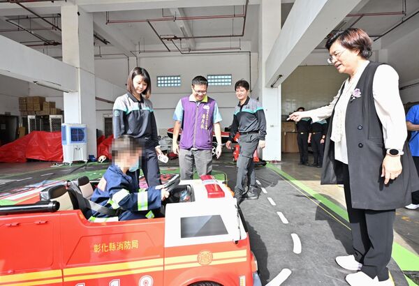 ▲▼ 喜願協會與彰化縣府合作,替4歲白血病童榤寶完成搭乘警車、消防車的夢想。(圖/彰化縣政府提供,下同)