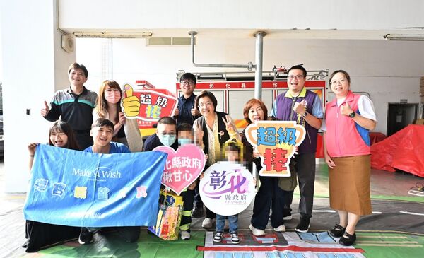 ▲▼ 喜願協會與彰化縣府合作,替4歲白血病童榤寶完成搭乘警車、消防車的夢想。(圖/彰化縣政府提供,下同)