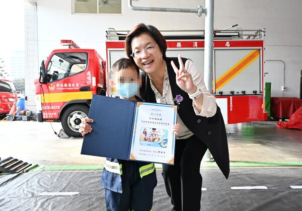 ▲▼ 喜願協會與彰化縣府合作,替4歲白血病童榤寶完成搭乘警車、消防車的夢想。(圖/彰化縣政府提供,下同)