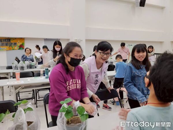 ▲▼ 太保市公所『魅』力學堂開課!草莓盆栽DIY食農教育從小扎根 。(圖/太保市公所提供)