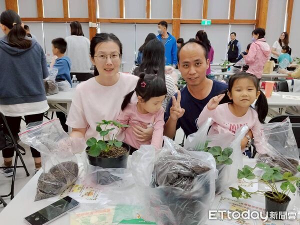 ▲▼ 太保市公所『魅』力學堂開課!草莓盆栽DIY食農教育從小扎根 。(圖/太保市公所提供)