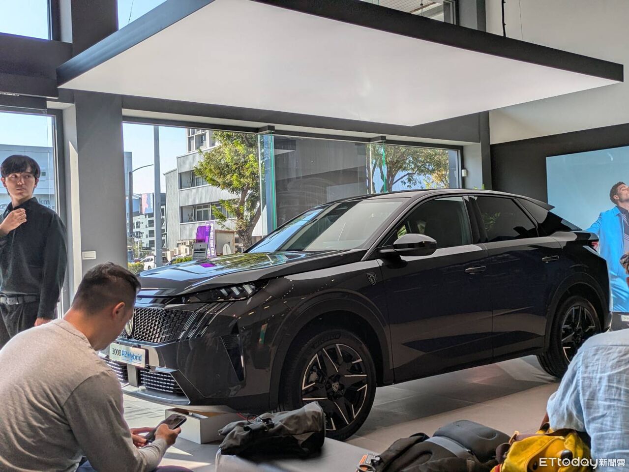 ▲台灣寶嘉聯合旗艦據點進駐台中,現場展出神秘嘉賓Jeep越野休旅。(圖/記者徐煜展攝)