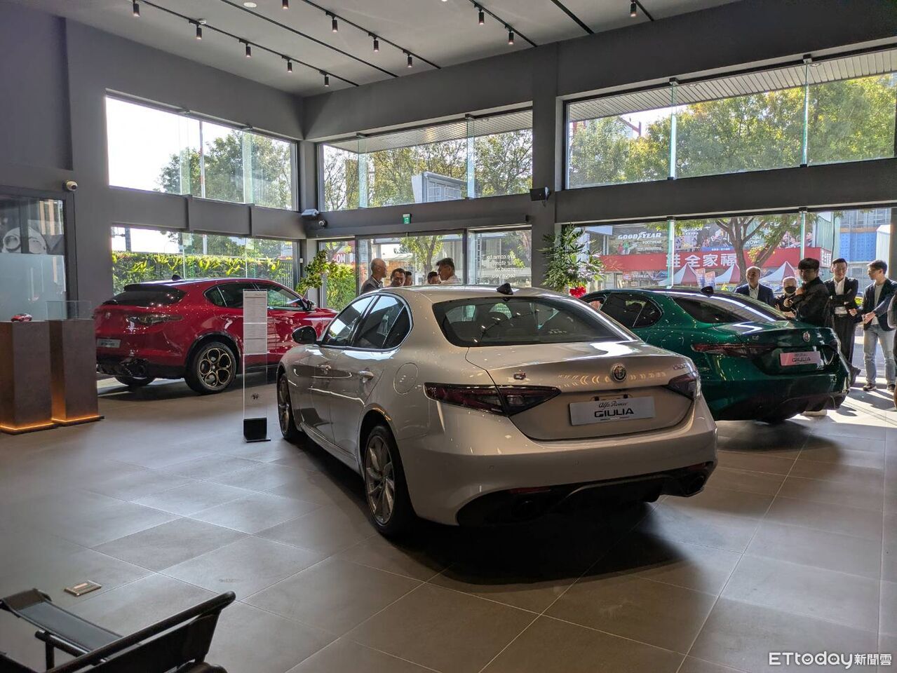 ▲台灣寶嘉聯合旗艦據點進駐台中,現場展出神秘嘉賓Jeep越野休旅。(圖/記者徐煜展攝)