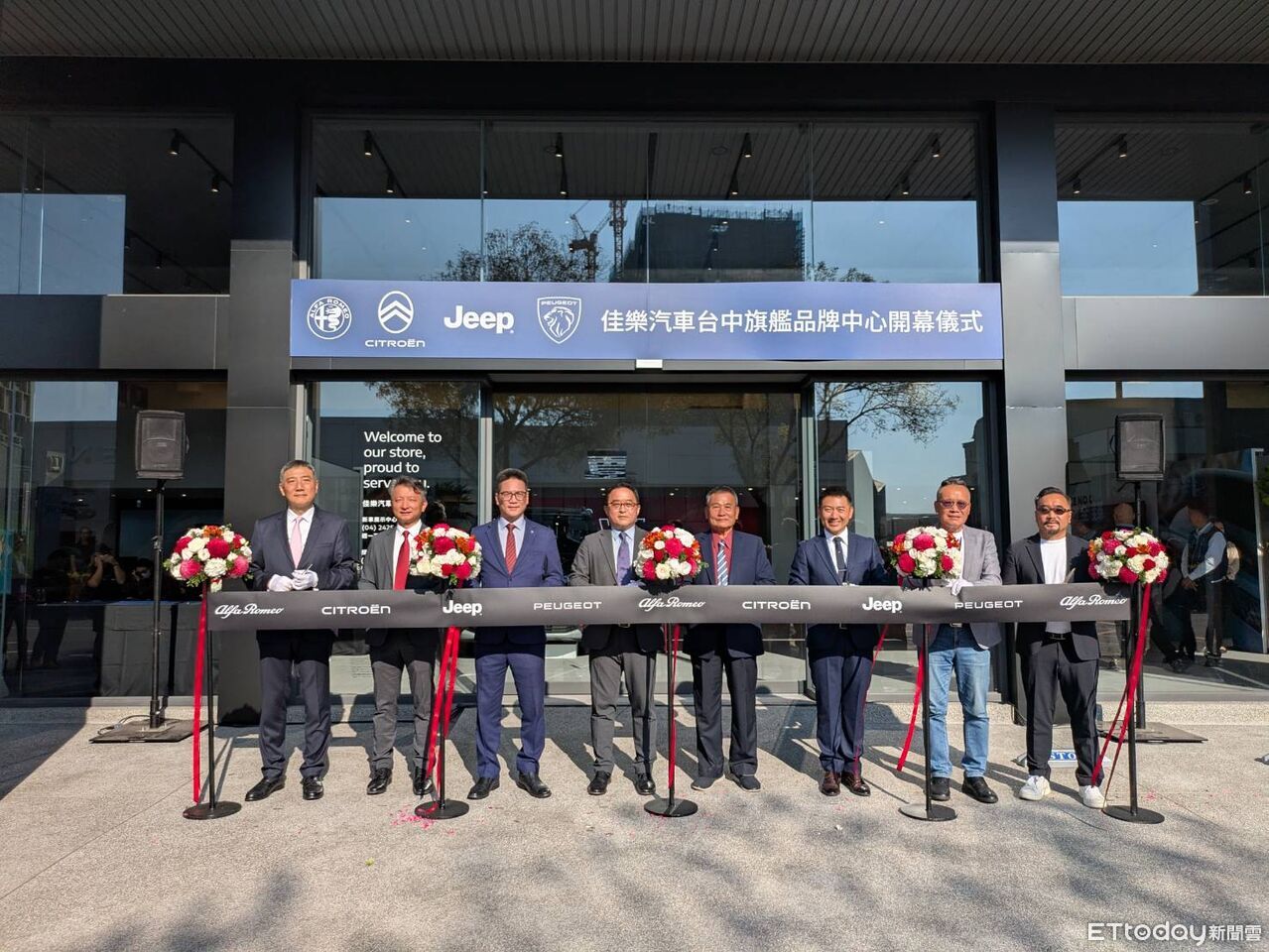 ▲台灣寶嘉聯合旗艦據點進駐台中,現場展出神秘嘉賓Jeep越野休旅。(圖/記者徐煜展攝)