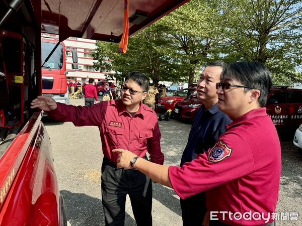 ▲新竹縣消防局參訪團於台南市消防局共識營,台南消防局展示高壓細水霧與快速布線部署流程,呈現科技救災成果。(記者林東良翻攝,下同)