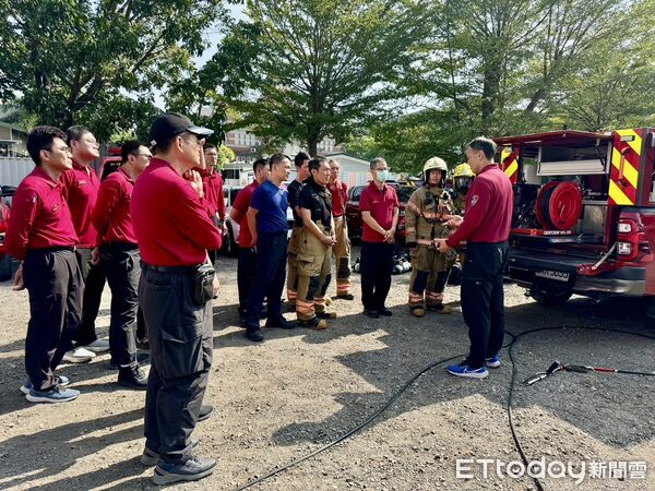 ▲新竹縣消防局參訪團於台南市消防局共識營,台南消防局展示高壓細水霧與快速布線部署流程,呈現科技救災成果。(記者林東良翻攝,下同)