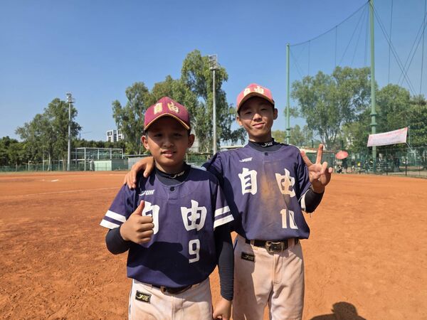 ▲自由國小楊恩宥(右)投打倶佳,弟弟楊恩祈打擊也有好表現。(圖/徐生明棒球發展協會提供)