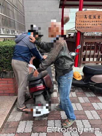 ▲東港警方助楊男領回遺失物。(圖/記者陳崑福翻攝)