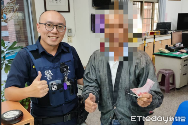 ▲東港警方助楊男領回遺失物。(圖/記者陳崑福翻攝)