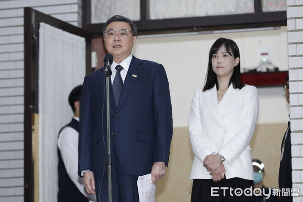 ▲▼行政院長卓榮泰25日赴立法院接受質詢前接受媒體聯訪,秘書張張惇涵、發言人李慧芝陪同。(圖/記者湯興漢攝)