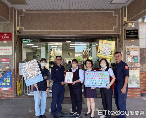 ▲枋寮警方以客語勸阻阿嬤被騙。(圖/記者陳崑福翻攝)