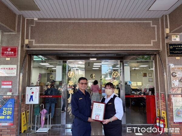 ▲枋寮警方以客語勸阻阿嬤被騙。(圖/記者陳崑福翻攝)