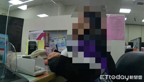 ▲枋寮警方以客語勸阻阿嬤被騙。(圖/記者陳崑福翻攝)