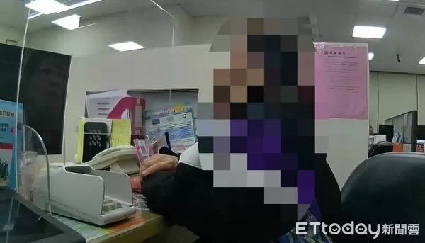 ▲枋寮警方以客語勸阻阿嬤被騙。(圖/記者陳崑福翻攝)