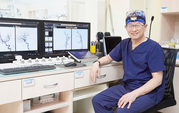 ▲郭葉璘主任說明,核磁共振影像,箭頭處呈現早期缺血變化。(圖/聯新國際醫院提供)