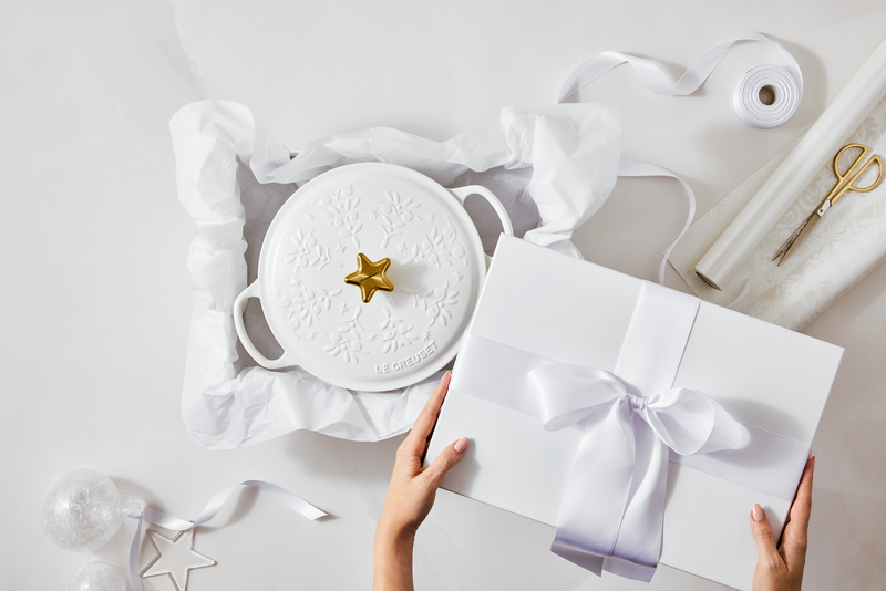 ▲LE CREUSET推出歡樂耶誕系列,融入冬日花環浮雕設計。(圖/品牌提供)