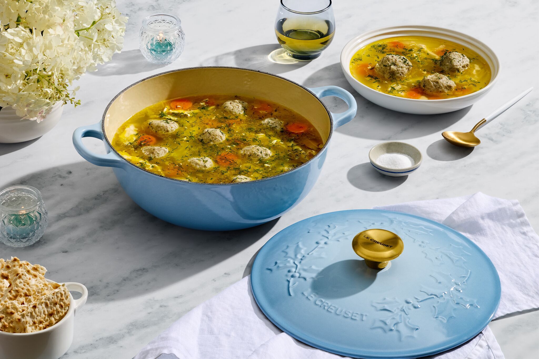 ▲LE CREUSET推出歡樂耶誕系列,融入冬日花環浮雕設計。(圖/品牌提供)