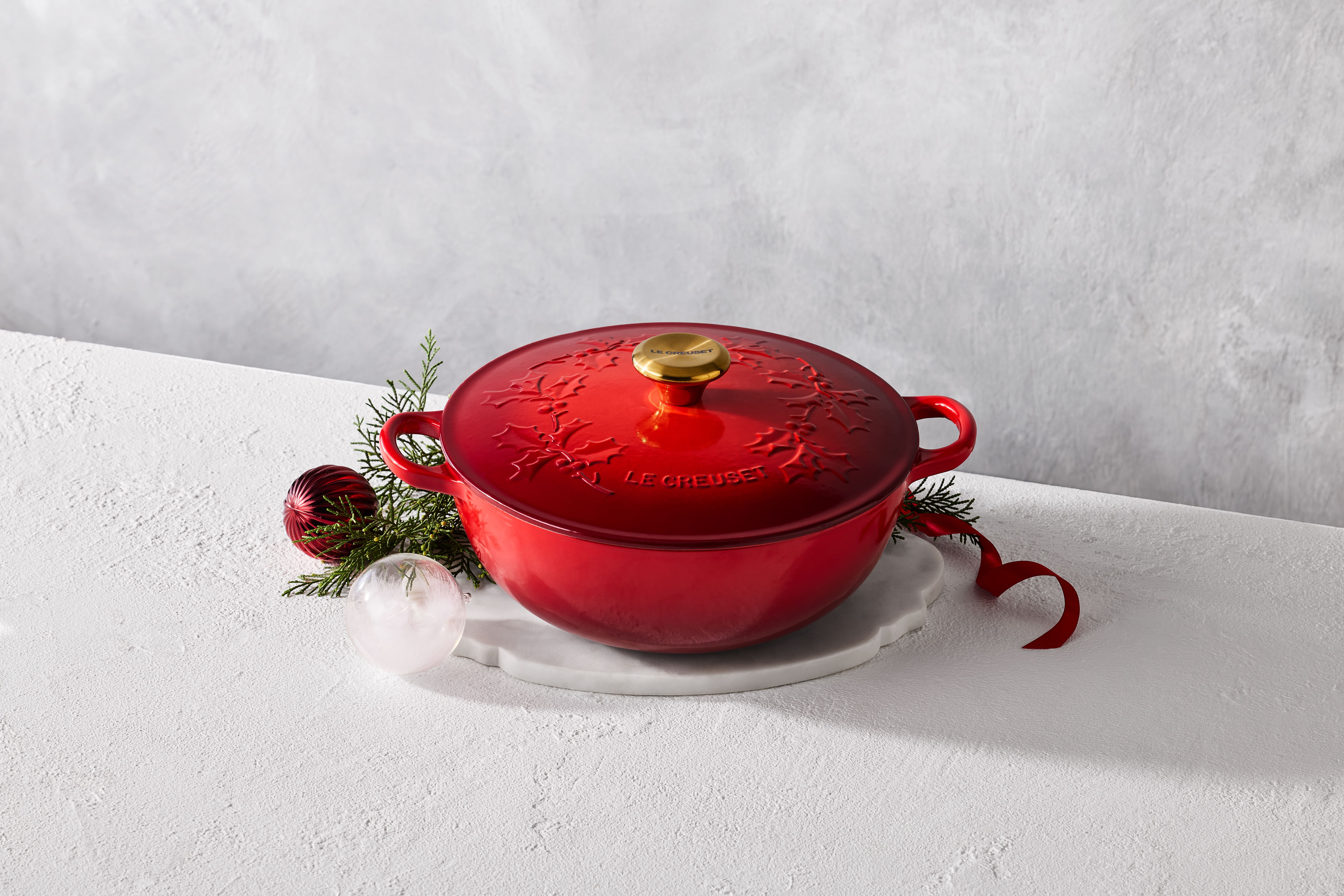 ▲LE CREUSET推出歡樂耶誕系列,融入冬日花環浮雕設計。(圖/品牌提供)