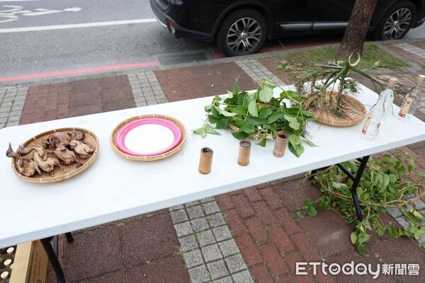▲▼捕捉到的禽鳥會集中起來再由各部落舉辦宴會,把野鳥燒烤或煮湯,讓族人一起分享。(圖/吉安鄉公所提供,下同)